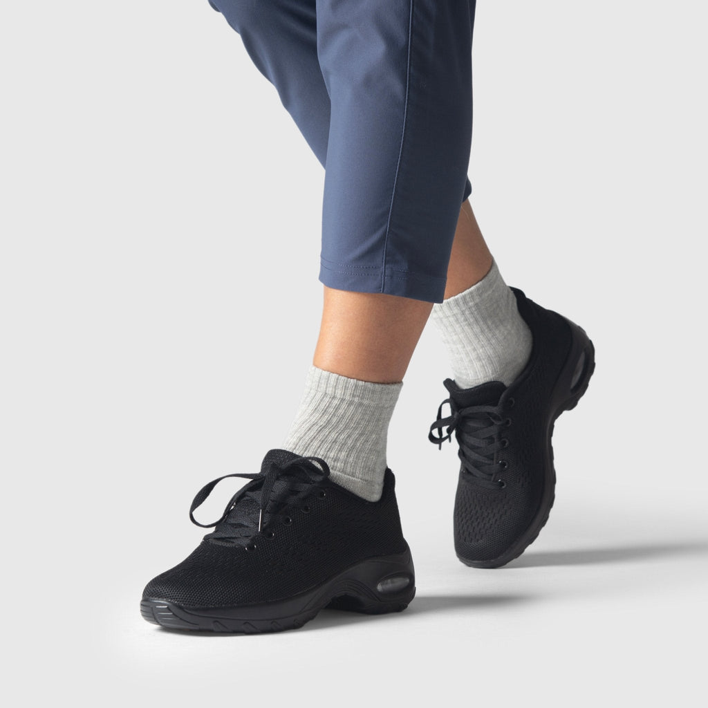 Bequeme Damen Turnschuhe aus Stretchmaterial – Atmungsaktive Sneaker in Schwarz mit Rutschfester Sohle und Breiter Zehenbox 1